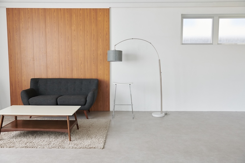 EASE 目黒 -PARIS MANSION 301-｜白壁×木扉のミニマル設計にアーチライトがアクセントになることで、上質な生活感を演出