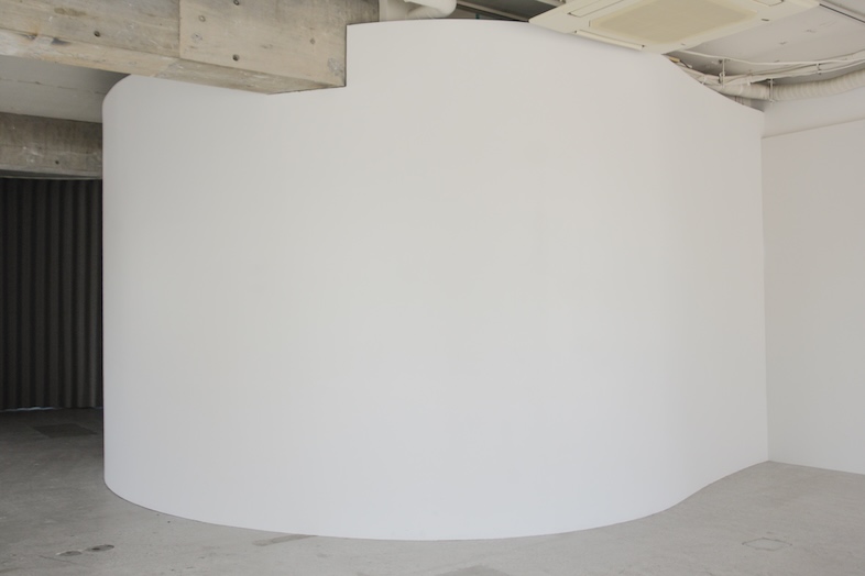 falo studio｜曲線を描くデザインウォール