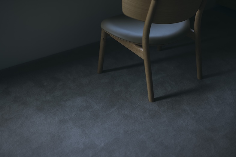 TACTILE HOUSE OSAKA｜【2F】温もり感じる木製チェアとベージュのカーペットの静寂な空間は、ポートレートや家具撮影にも最適