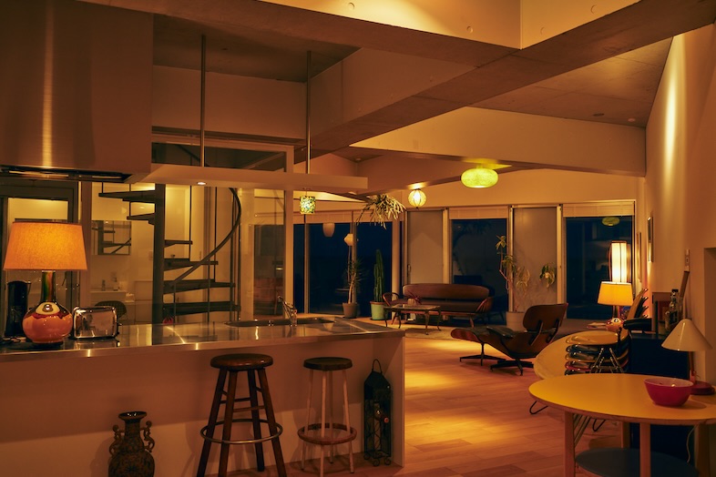 The NOON 七里ヶ浜スタジオ｜バーカウンター風のアイランドキッチンは料理系の撮影にも映える