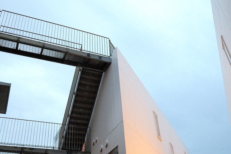 The NOON 七里ヶ浜スタジオ｜階段と外壁の直線が美しい建築フォルムは都会的なカットの撮影にも◎