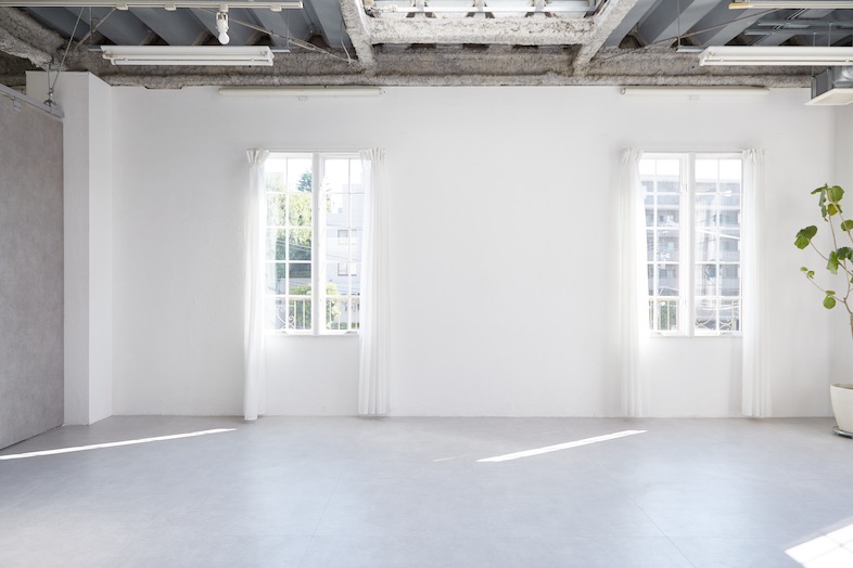 EASE 目黒 -PARIS MANSION 301-｜光の演出が映えるホワイトな空間はモデル撮影やインタビューにも◎