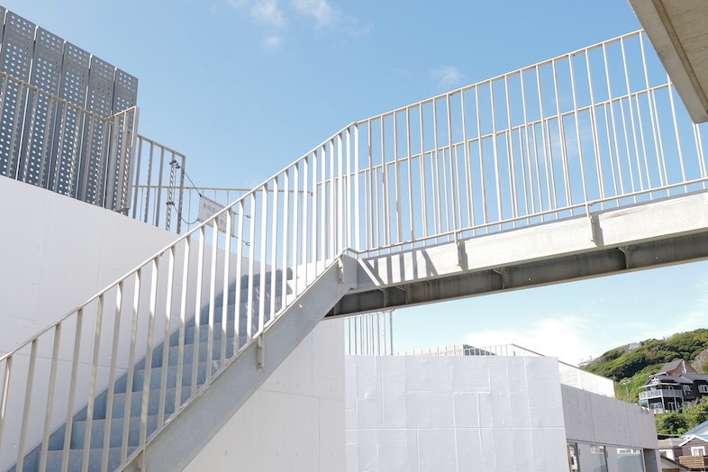 The NOON 七里ヶ浜スタジオ｜青空に映える屋外階段