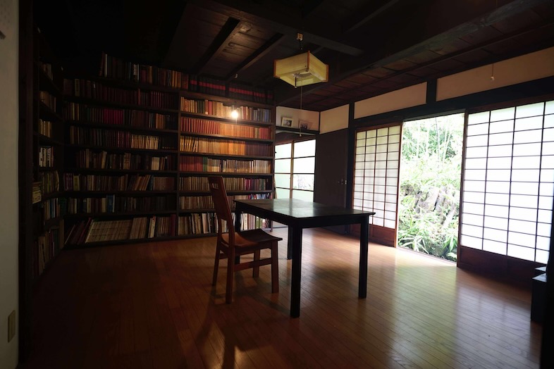 ほうほう｜光と影、古民家の佇まいが美しい空間は書斎で過ごすシーン、大人の休日シーンなどの演出にぴったり
