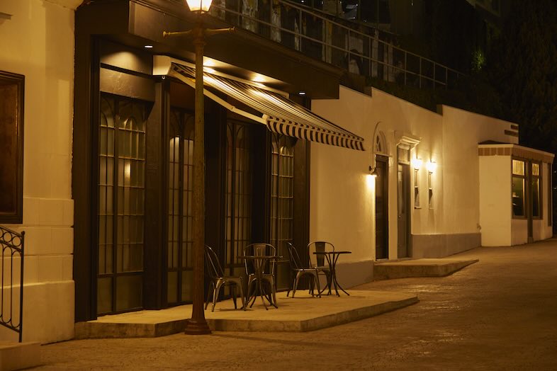 EASE 目黒 -OLD AVENUE-｜ファサードにテラス席が映える夜の店舗外観