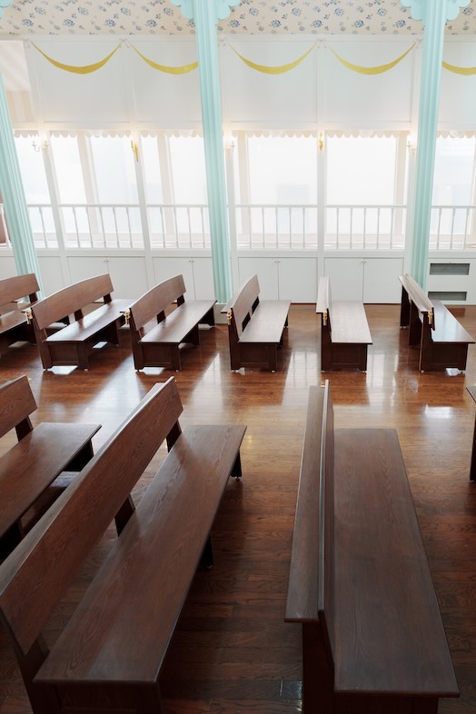 swantail chapel｜【チャペル内観】自然光が差し込む神聖な空間でドラマティックな1枚を