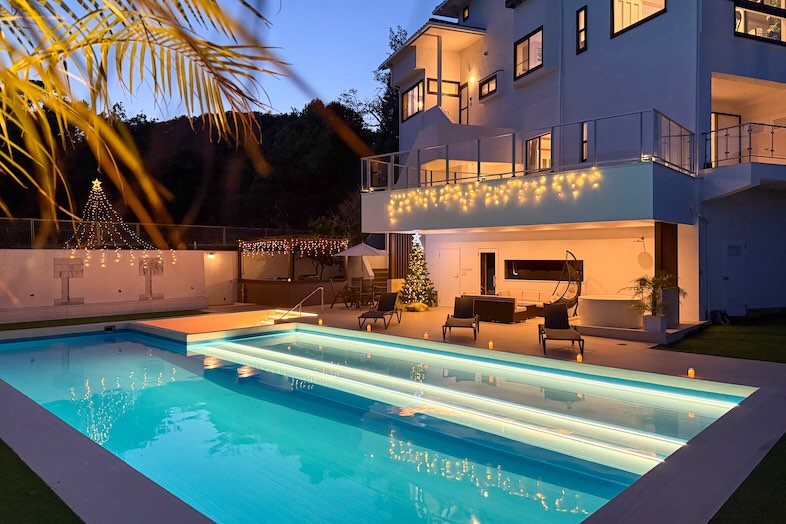 海彩テラス熱海別邸｜【屋外施設】海外リゾートのような世界観を生み出すクリスマスイルミネーションを施したプール