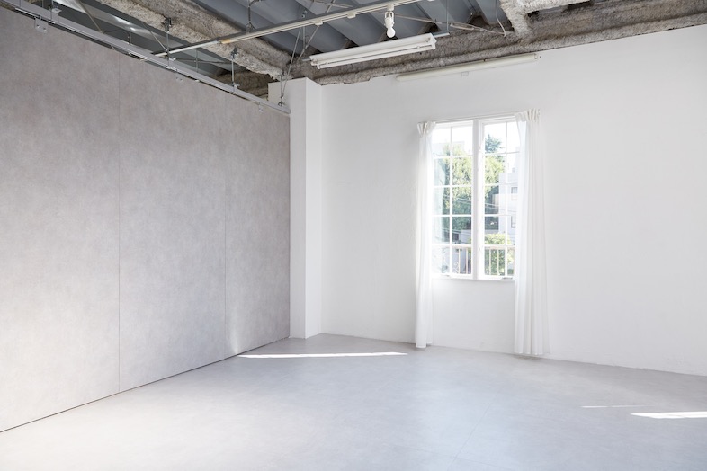 EASE 目黒 -PARIS MANSION 301-｜まるで海外のギャラリーのような白い壁面スペースは、アートやファッション撮影にも最適