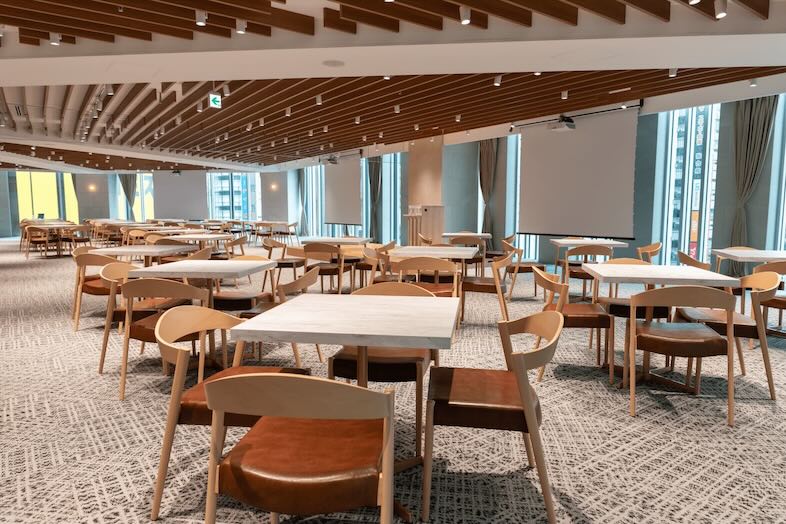 GOBLIN.新宿LOUNGE店｜ガラス窓から自然光がたっぷり差し込むので、昼間の会食シーンやセミナーにも◎