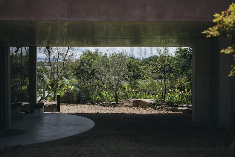 TACTILE HOUSE OSAKA｜【外観・庭】ピロティ