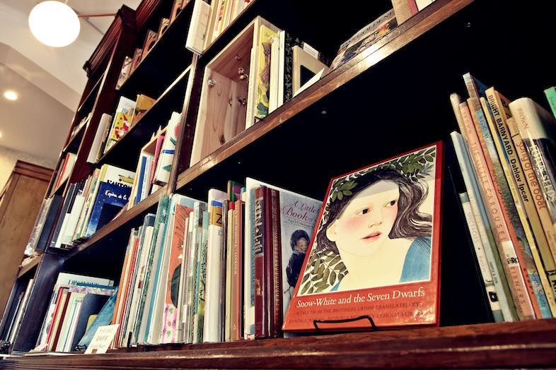 Frobergue｜背景に写り込んでも映える洋書を撮影アイテムとして