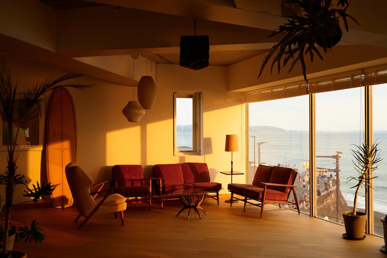 The NOON 七里ヶ浜スタジオ｜夕焼けに照らされた幻想的なリビング