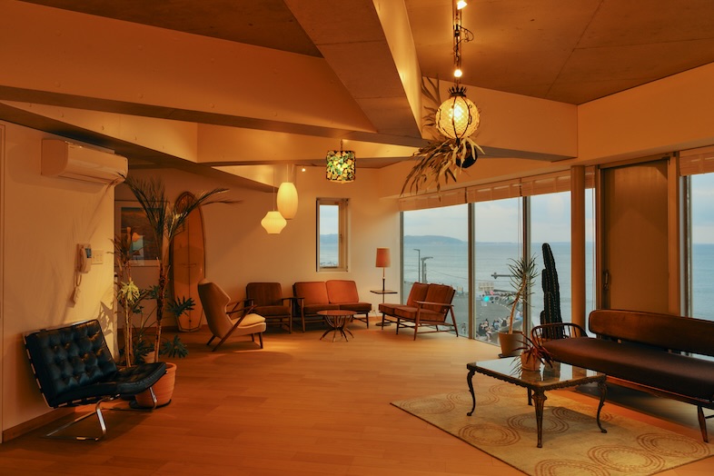 The NOON 七里ヶ浜スタジオ｜夜のダイニングとキッチンエリアはムードのあるライフスタイル演出に◎