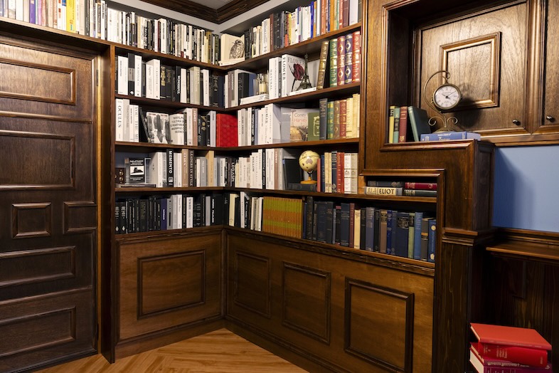 Studio Mekuru｜【3F Archive】アンティーク時計が印象的なクラシック書庫は、映像・CM・アーティスト撮影にも最適