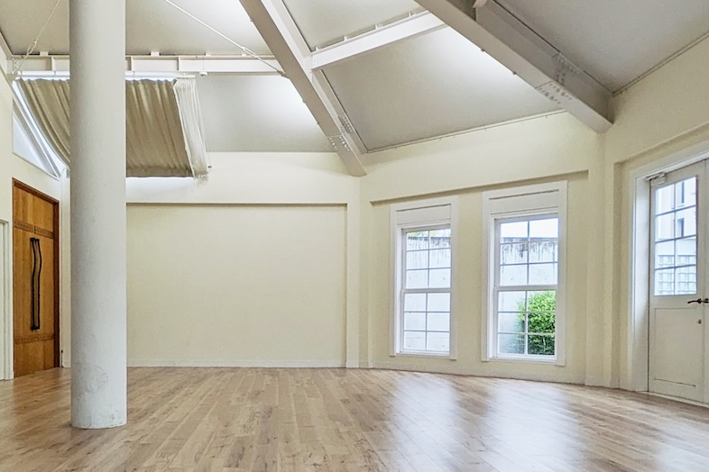 PIX神戸スタジオ｜【studio02】清潔感のある白壁、フローリングスペース