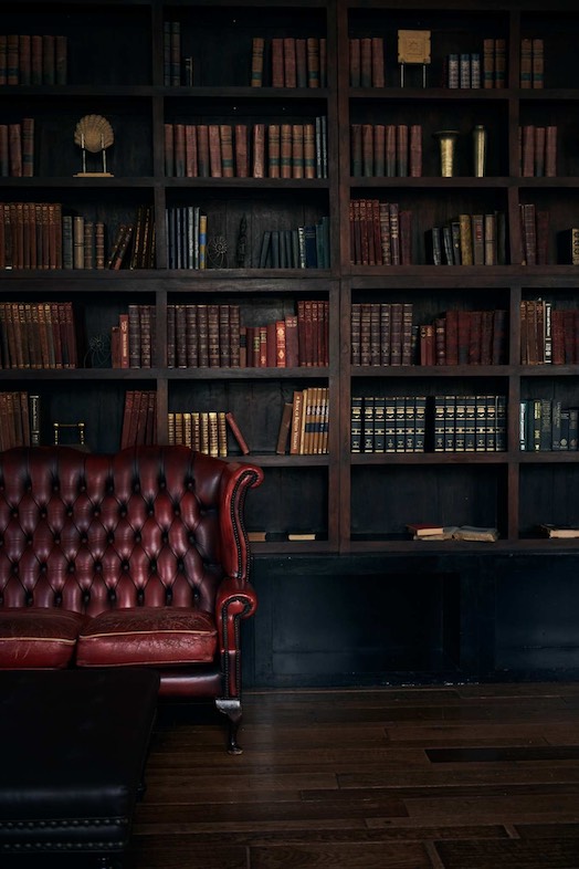 EASE 目黒 -GROUND LIBRARY-｜深紅のビンテージソファと本棚に囲まれた、まるで英国の書斎のような重厚な空間