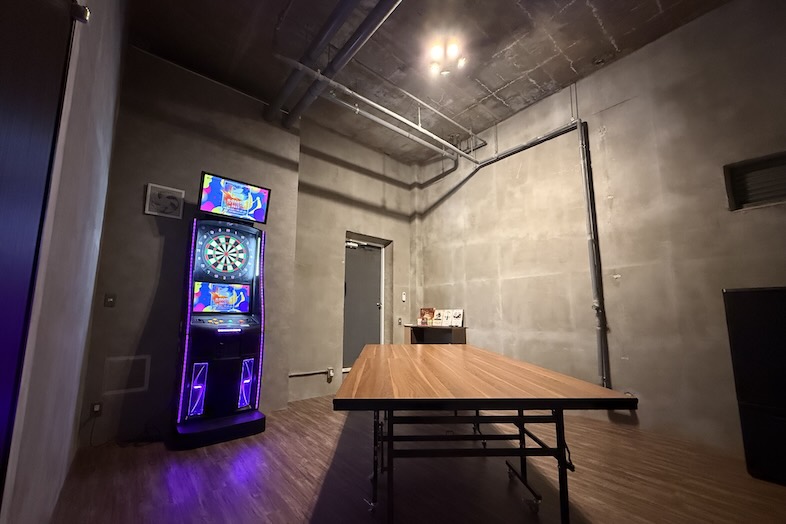 海彩テラス熱海別邸｜【アミューズメントルーム】遊び心をくすぐるアンダーグラウンド風な空間は配信や収録にもおすすめ