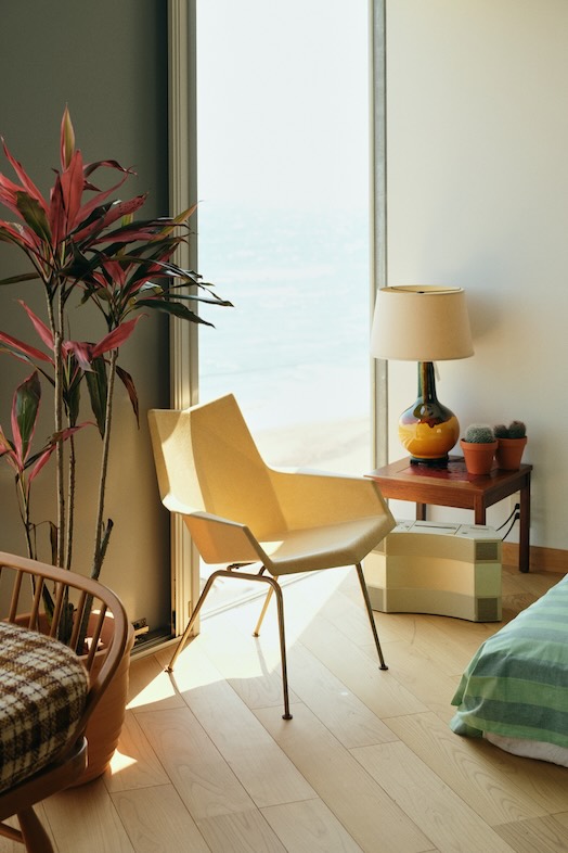 The NOON 七里ヶ浜スタジオ｜窓辺でくつろぐシーンに