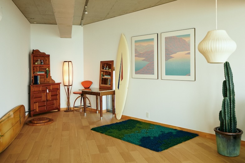 The NOON 七里ヶ浜スタジオ｜アートとこだわり家具が調和する空間