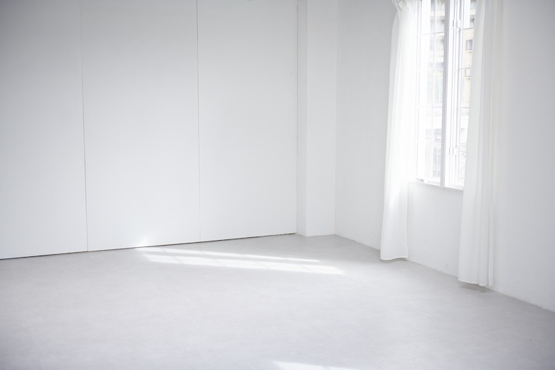 EASE 目黒 -PARIS MANSION 301-｜柔らかい光が差し込む、シンプルで美しい空間は、立ち姿のモデル撮影や引きの人物カットにぴったり