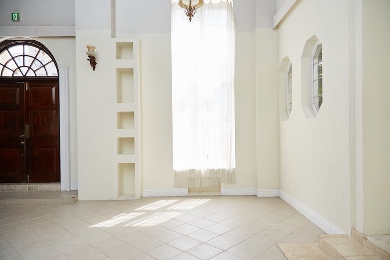 EASE 目黒 -GROUND LIBRARY-｜白壁と光のコントラストが美しいエントランスは、例えばウェディング前撮りや人物の導入カットに