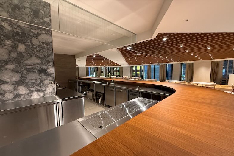 GOBLIN.新宿LOUNGE店｜スタイリッシュなカウンターもあるので、ドリンクサービスの演出や料理撮影にも最適