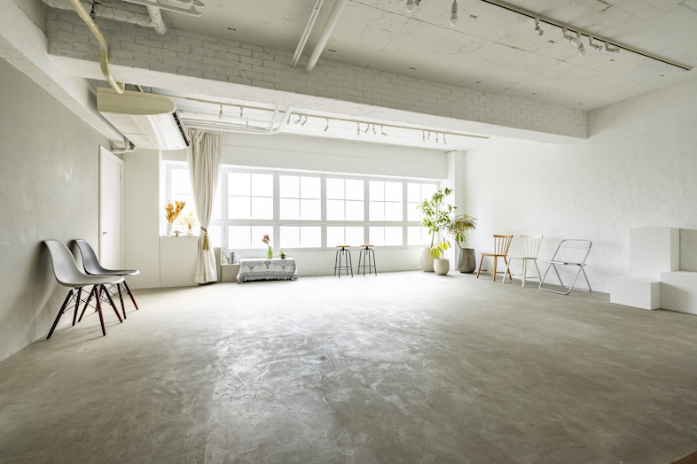 Studio 5th NAKAMEGURO｜窓際は自然光を活かした表情撮影に最適