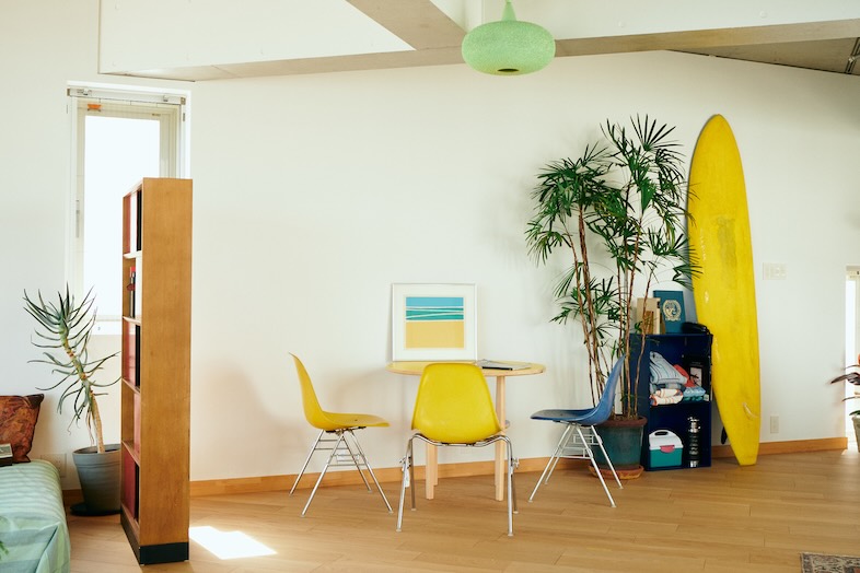 The NOON 七里ヶ浜スタジオ｜木の温もりが感じられる空間んはカフェ風ショットに最適