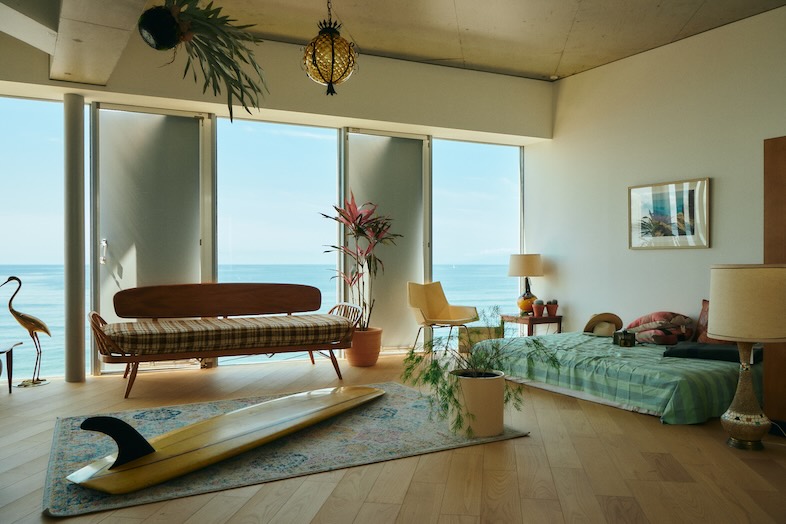 The NOON 七里ヶ浜スタジオ｜時間と共に変化する光と影がドラマチックな空間を演出