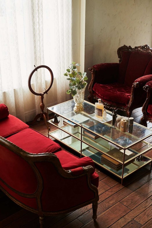 EASE 目黒 -GROUND LIBRARY-｜緋色のソファはポートレートやアパレル、宣材写真、商品、CM、ドラマなどあらゆる撮影にフィット