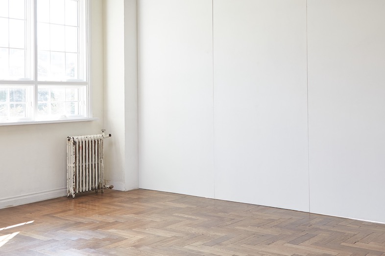 EASE 目黒 -PARIS MANSION 301-｜ヴィンテージラジエーターと木の床がレトロな雰囲気を醸すスペースは、スチール撮影やSNS向けカットにもフィットする空間