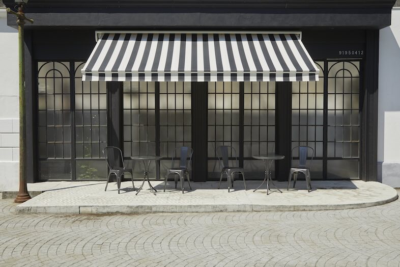 EASE 目黒 -OLD AVENUE-｜ブランドイメージ撮影にも使いやすいストライプオーニングの店舗正面