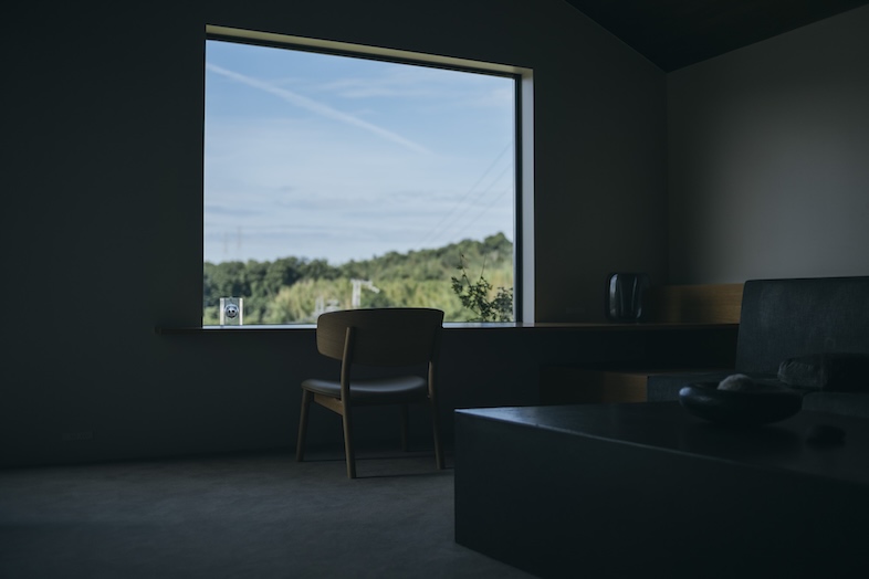 TACTILE HOUSE OSAKA｜【2F】窓から望む風景とシンプルなインテリアを背景に、日常の静けさやオーガニックな世界観を表現できる