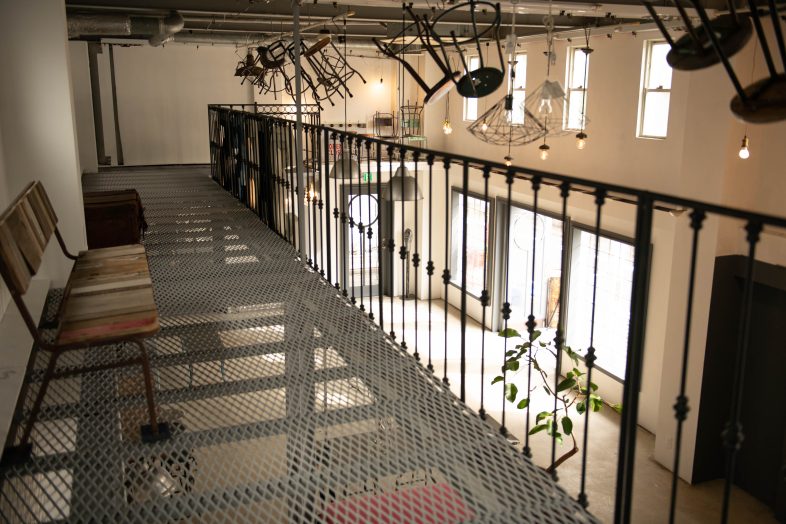 EASE 目黒 -NY FACTORY-｜2階のワイヤーメッシュ通路は家具が吊るされ雰囲気のある画が作れます