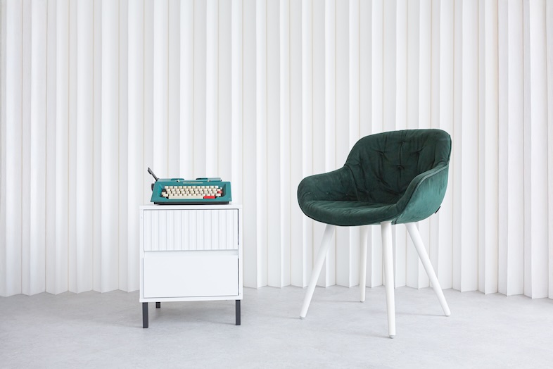 リンゴバケーション神保町店｜フォトジェニックなチェアはポートレートやアー写などの撮影におすすめ