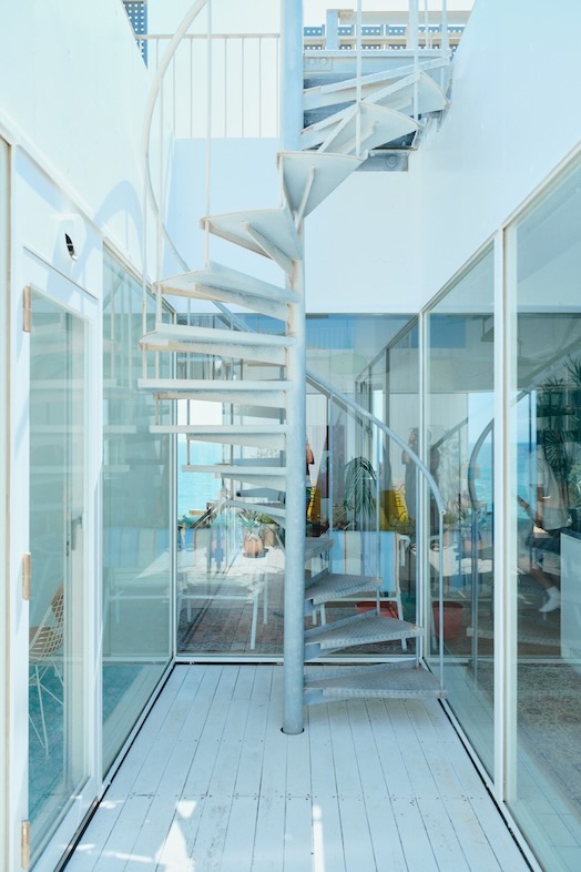 The NOON 七里ヶ浜スタジオ｜透明ガラス越しの撮影も可能なのでエモーショナルな画が撮れる