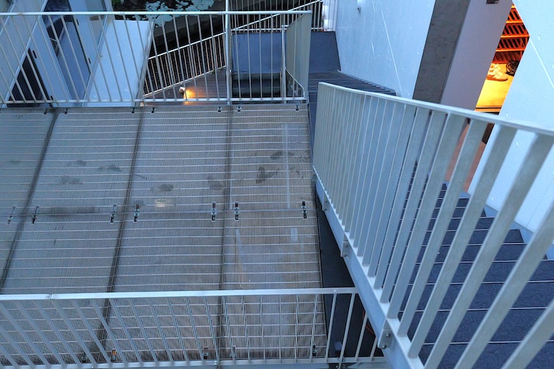 The NOON 七里ヶ浜スタジオ｜夕暮れの外階段