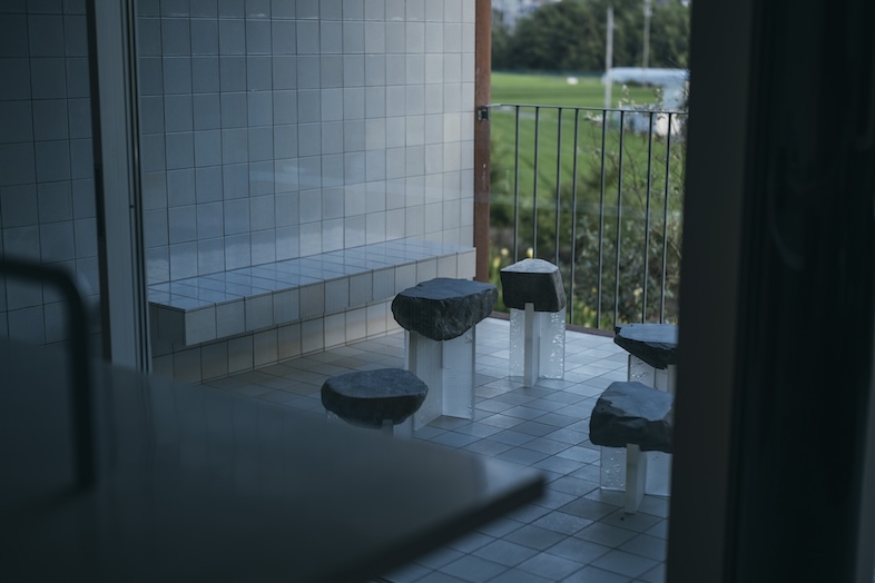 TACTILE HOUSE OSAKA｜【2F】タイルベンチと自然光が心地よいテラスは、インタビューや静物撮影にも最適