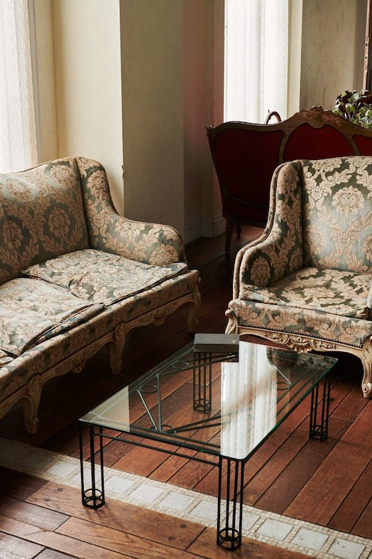 EASE 目黒 -GROUND LIBRARY-｜クラシックソファとクッションが織りなす落ち着いた雰囲気の中、商品撮影や対談などのカットも撮れる