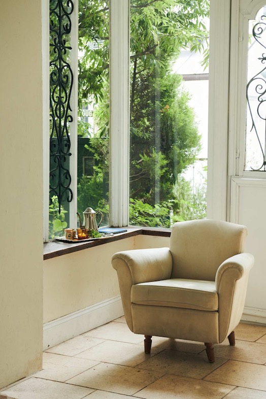 EASE 目黒 -GROUND LIBRARY-｜ナチュラルな光がやさしく差し込む窓辺に一人掛けソファを置けば、雑誌風のライフスタイル撮影が可能に