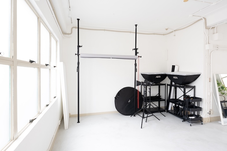 Studio by Avvolto｜大型のストロボや背景スタンドなどの機材常設スタジオなのですぐに撮影を始められる