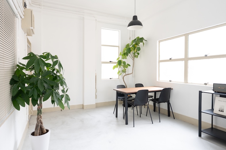 Studio by Avvolto｜家具も無料なので、ワークシーンの撮影はもちろんのことミーティングスペースとしても使える