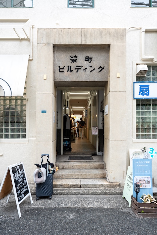 Studio by Avvolto｜レトロなビルの2Fです