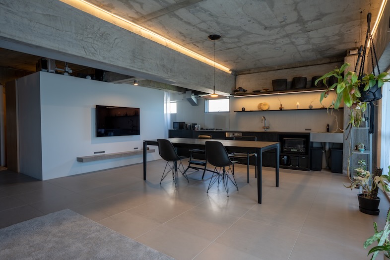 studio IKUTA｜インダストリアルなコンクリ天井と柔らかな照明が絶妙なバランスの洗練されたLDK