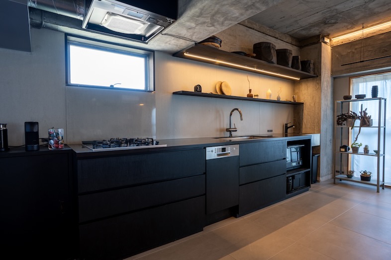 studio IKUTA｜黒×木のバランスが美しいキッチン