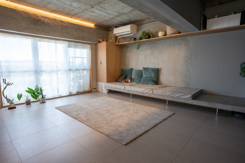 studio IKUTA｜タイル床仕上げ、天井はコンクリート躯体あらわしなので、スタイリッシュなライフスタイルシーンが撮れる