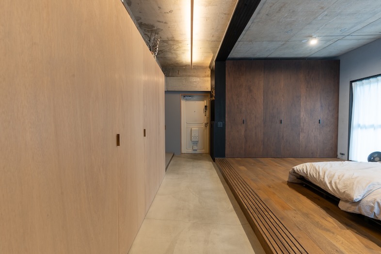 studio IKUTA｜モードでシックな玄関へ通じる廊下