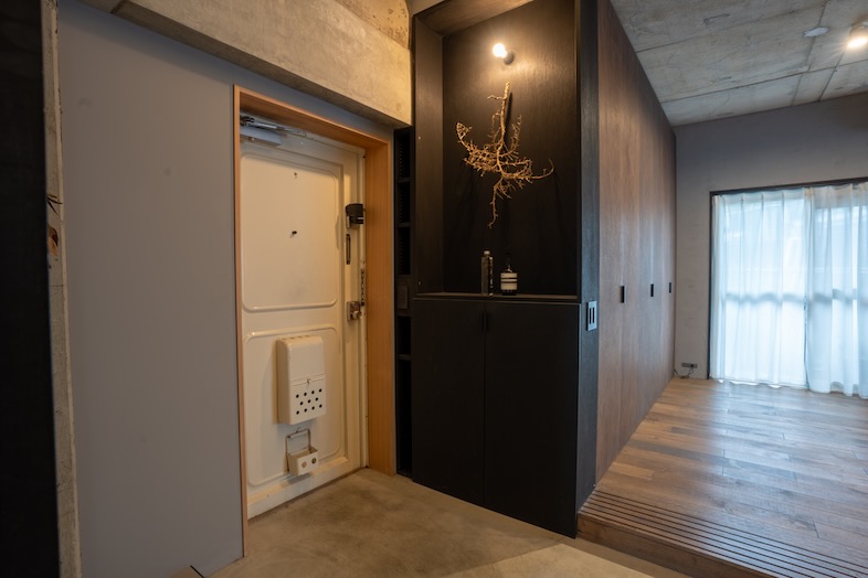 studio IKUTA｜間接照明と漆黒の壁がおしゃれな玄関付近