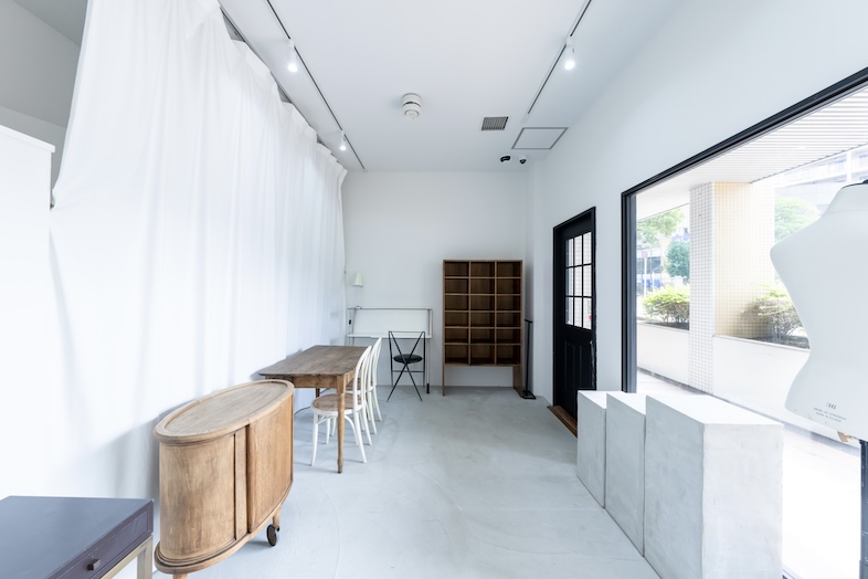 OLIM STUDIO｜モルタル床とアンティーク家具でまとめた空間は、作品展示からスチール撮影まで幅広く対応◎