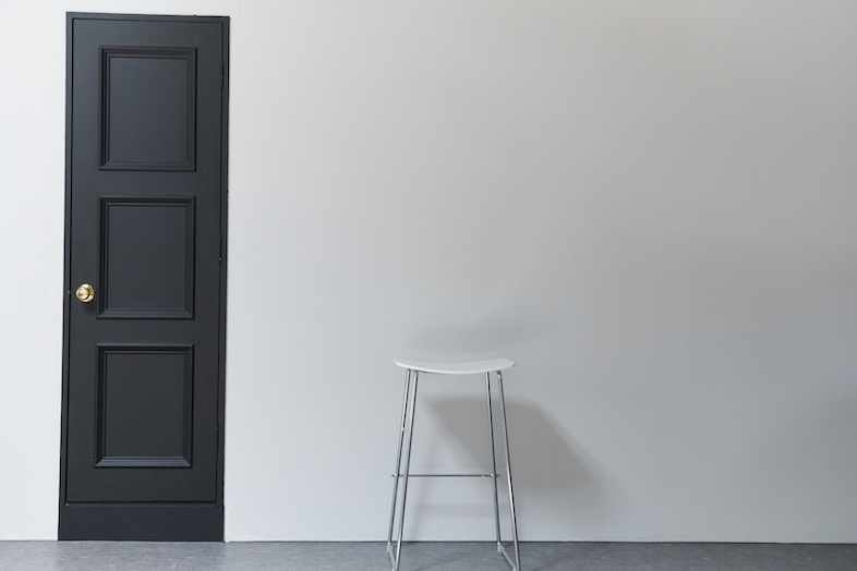 EASE 目黒 -PARIS MANSION 301-｜グレーの扉と白壁のモノトーンの空間は洗練された静けさを演出できます